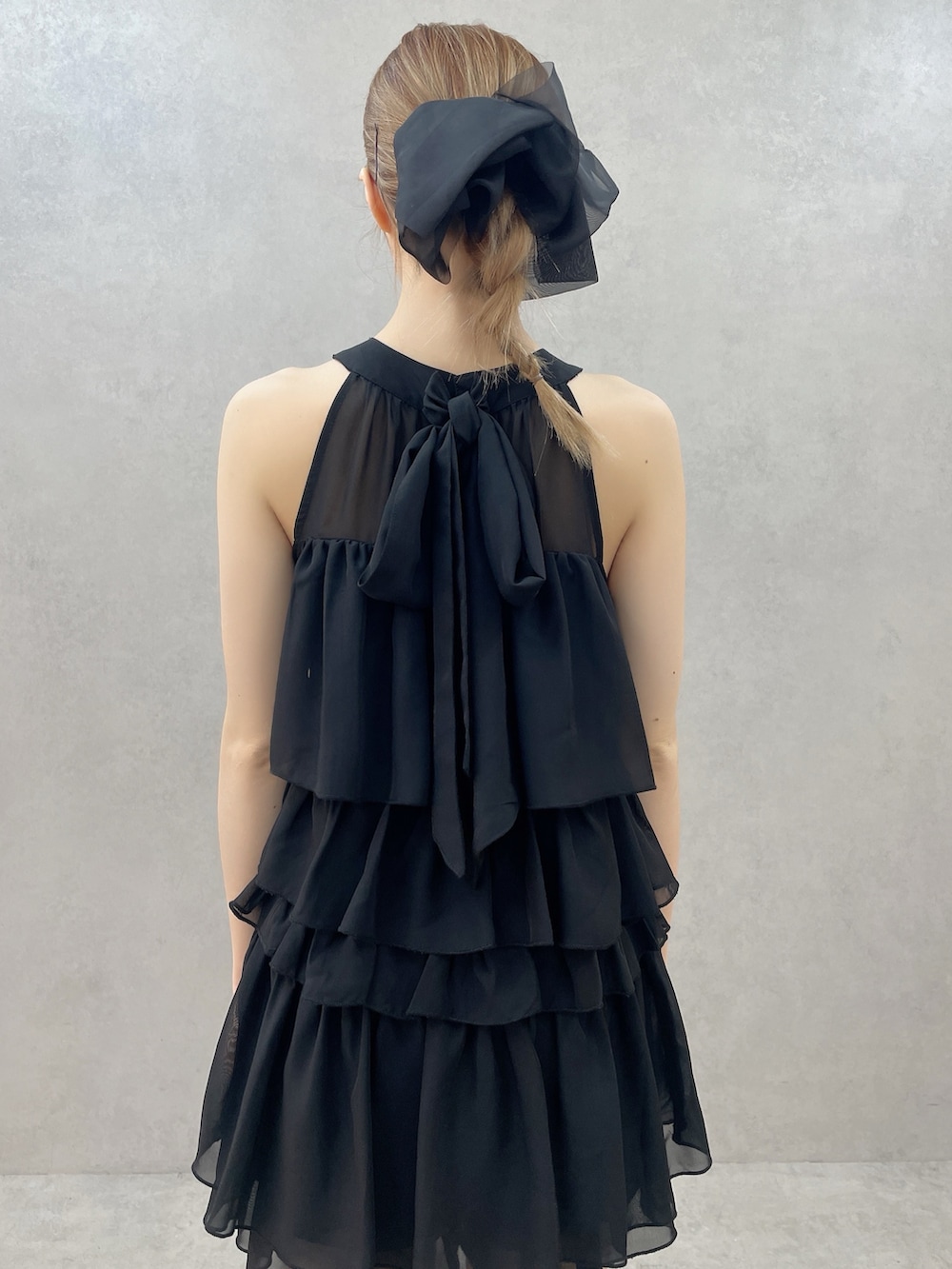 ブラック系のシャツ/ブラウス、ブラック系のその他パンツ、ブラック系のサンダルを着用したレディースの春コーディネートの6枚目の写真