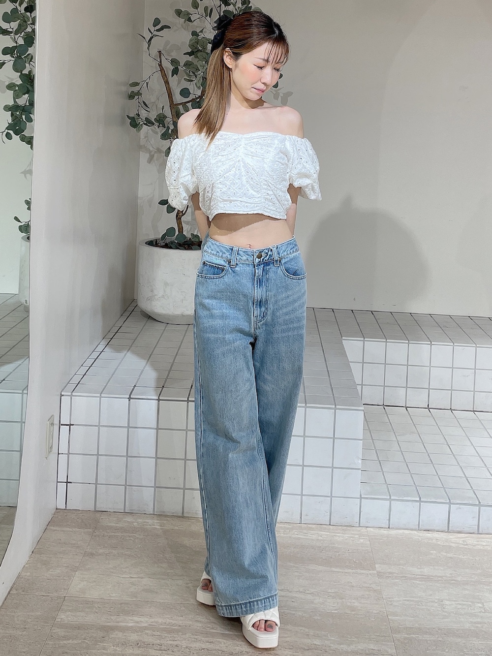 ホワイト系のサンダル、ブルー系のデニムパンツ、ホワイト系のシャツ/ブラウスを着用したレディースの夏コーディネートの3枚目の写真