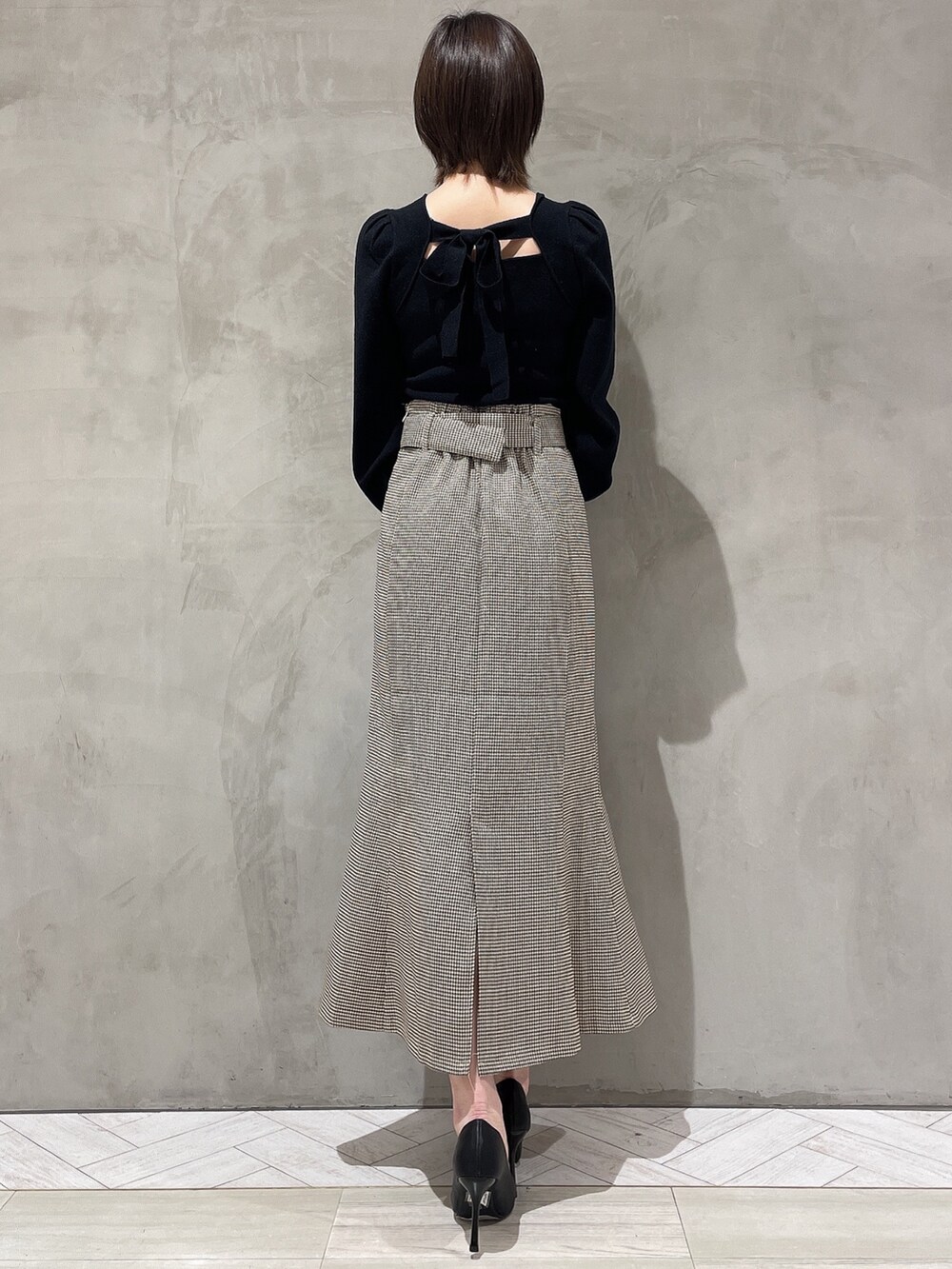 ブラック系のパンプス、その他のテーラードジャケット、その他のスカートを着用したレディースの冬コーディネートの7枚目の写真