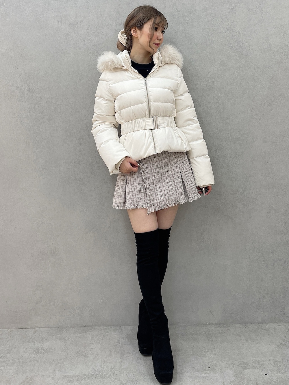 ホワイト系のダウンジャケット/コート、パープル系のスカート、ブラック系のブーツを着用したレディースの秋コーディネートの3枚目の写真