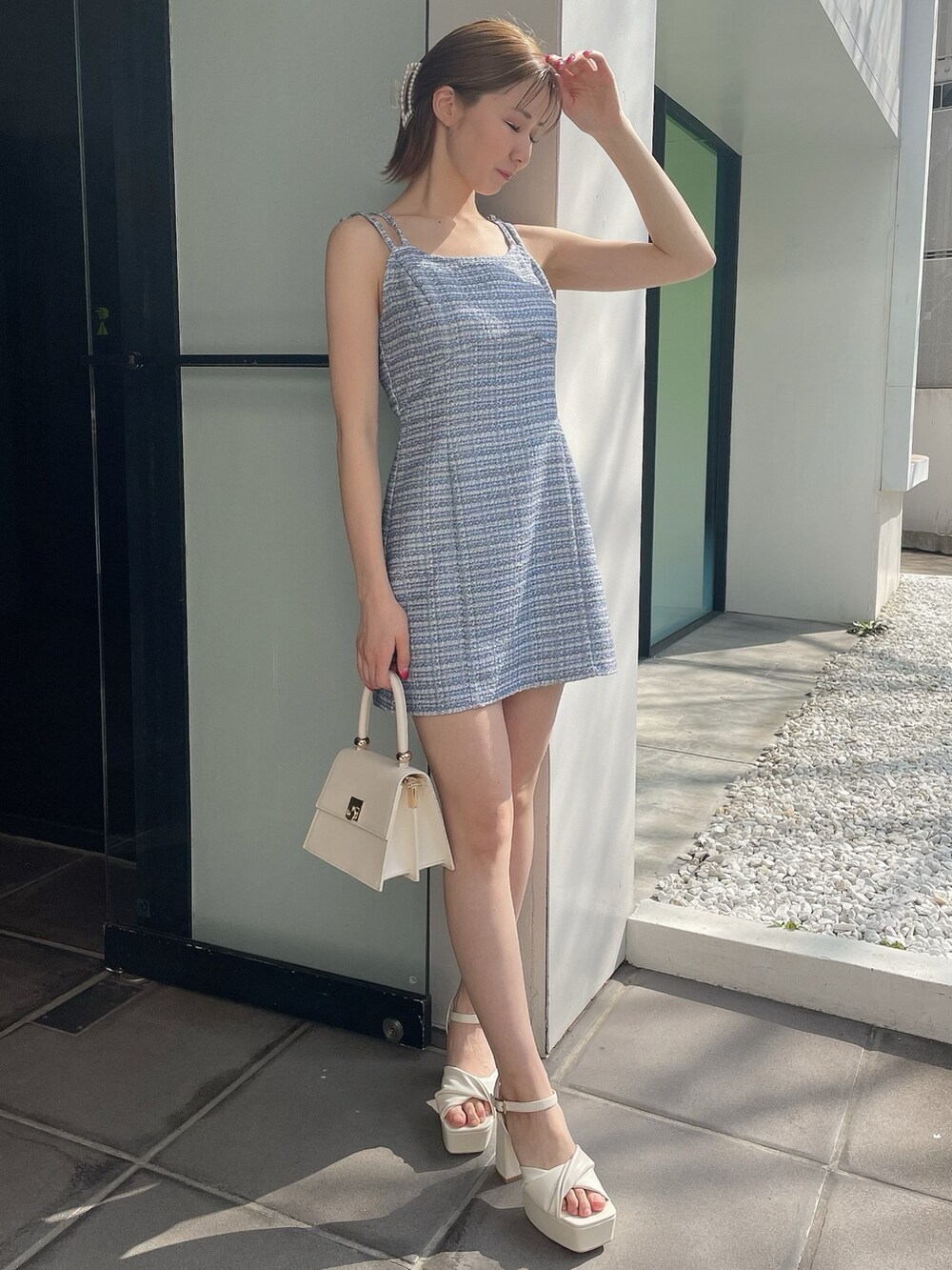 ホワイト系のハンドバッグ、ブルー系のワンピース、ブルー系のワンピースを着用したレディースの春コーディネートの5枚目の写真