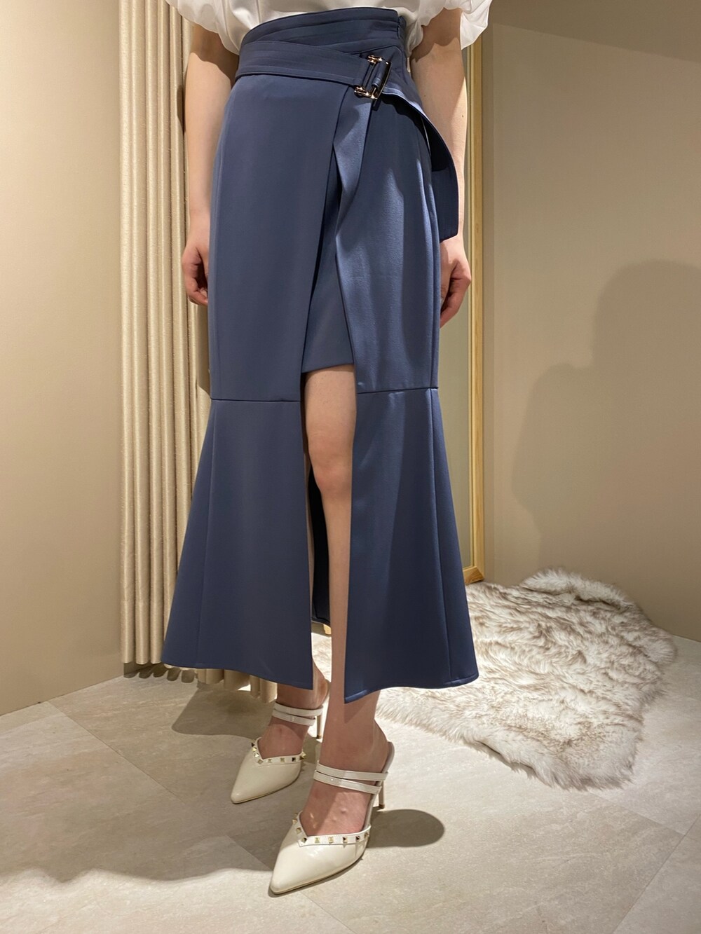 ホワイト系のハンドバッグ、ホワイト系のパンプス、ブルー系のスカートを着用したレディースの春コーディネートの8枚目の写真