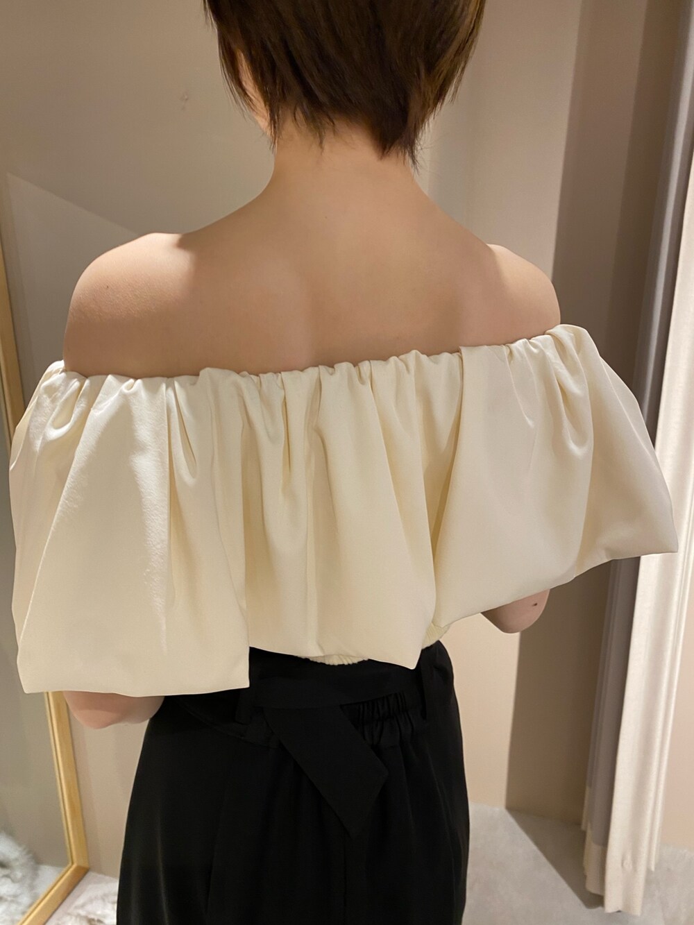 ホワイト系のパンプス、ホワイト系のニット/セーター、ブラック系のスカートを着用したレディースの春コーディネートの6枚目の写真