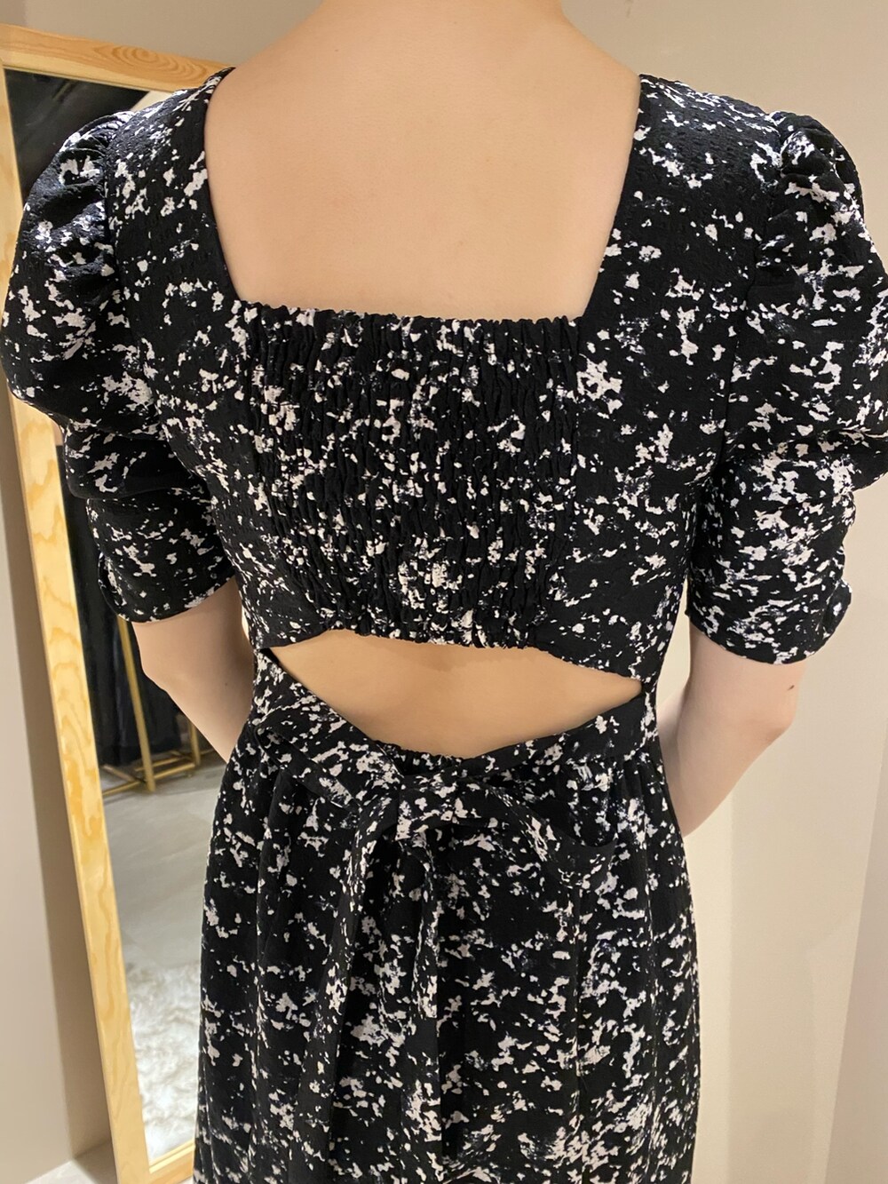 ホワイト系のハンドバッグ、ホワイト系のパンプス、その他のワンピースを着用したレディースの春コーディネートの6枚目の写真