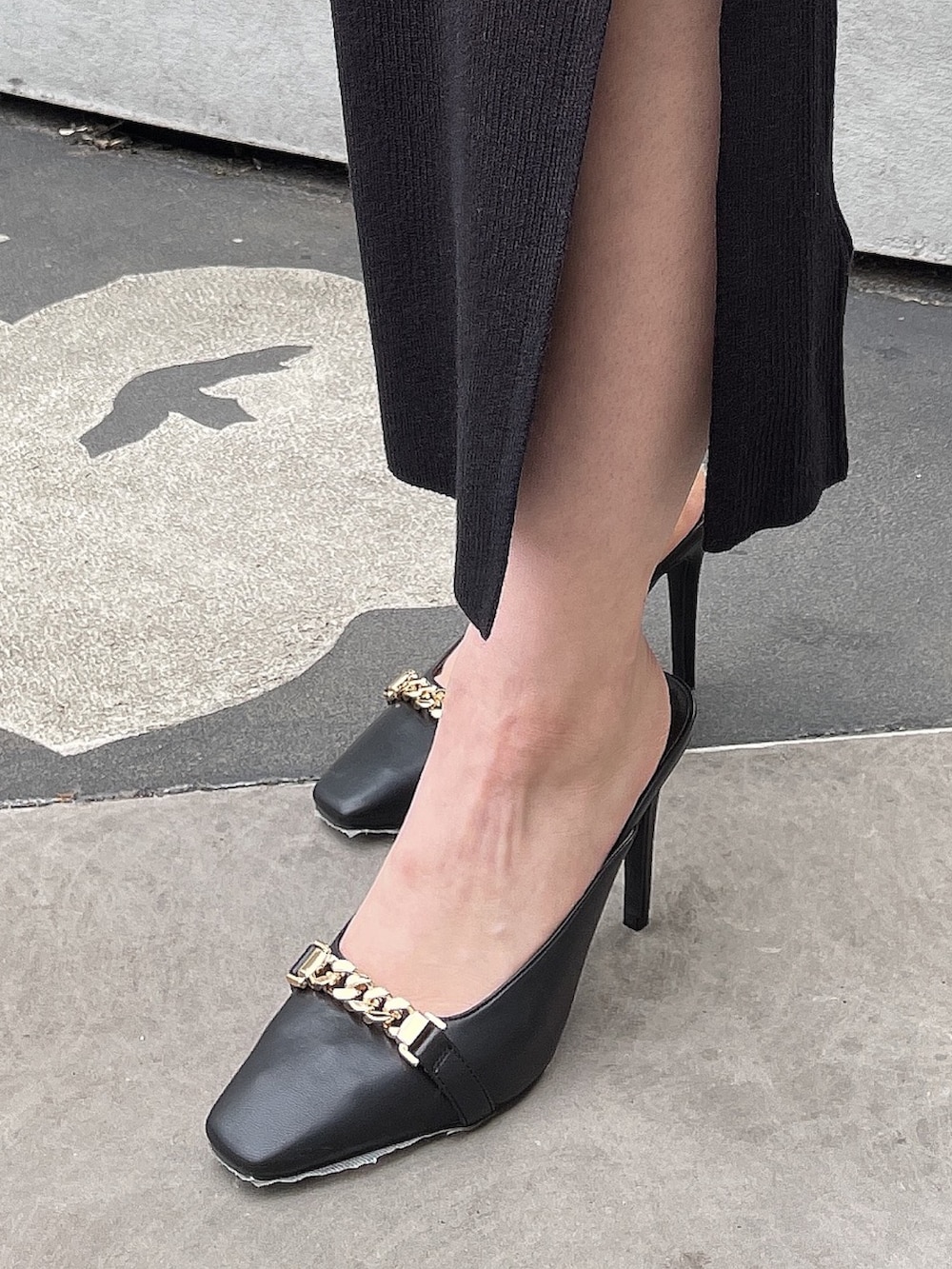 ブラック系のサンダル、ベージュ系のニット/セーター、ブラック系のスカートを着用したレディースの夏コーディネートの7枚目の写真