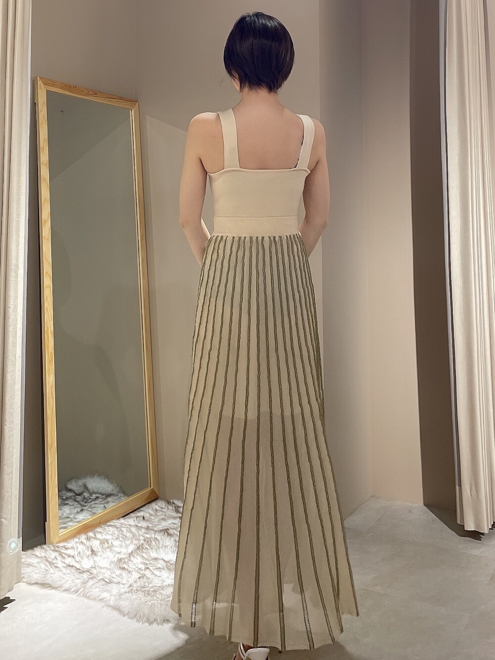 ホワイト系のテーラードジャケット、ホワイト系のワンピースを着用したレディースの春コーディネートの8枚目の写真