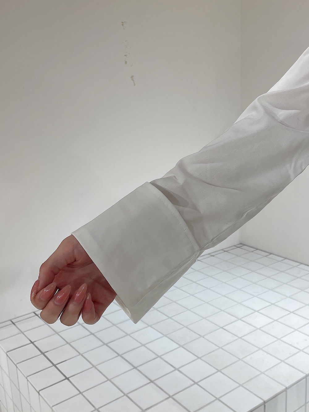 ブラック系のシャツ/ブラウス、ブラック系のスウェットパンツ、ブラック系のブーツを着用したレディースの秋コーディネートの5枚目の写真