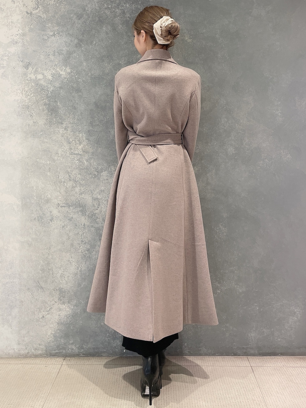 ブラウン系のその他アウター、ブラック系のブーツ、ブラック系のワンピースを着用したレディースの秋コーディネートの3枚目の写真