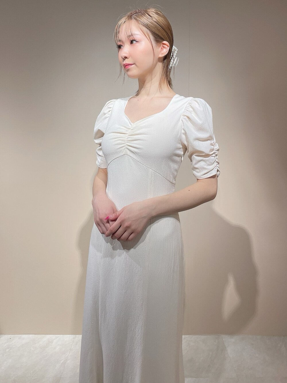 ホワイト系のワンピースを着用したレディースの春コーディネートの7枚目の写真