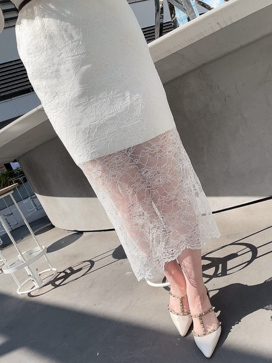 ホワイト系のスカート、ホワイト系のパンプス、ホワイト系のニット/セーターを着用したレディースの春コーディネートの6枚目の写真