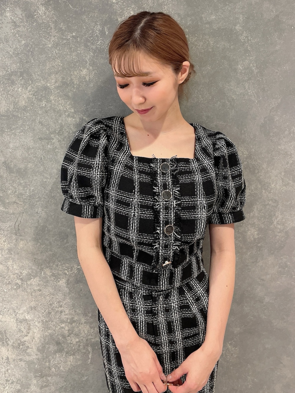 ブラック系のシャツ/ブラウス、ブラック系のその他パンツ、ホワイト系のハンドバッグを着用したレディースの夏コーディネートの6枚目の写真