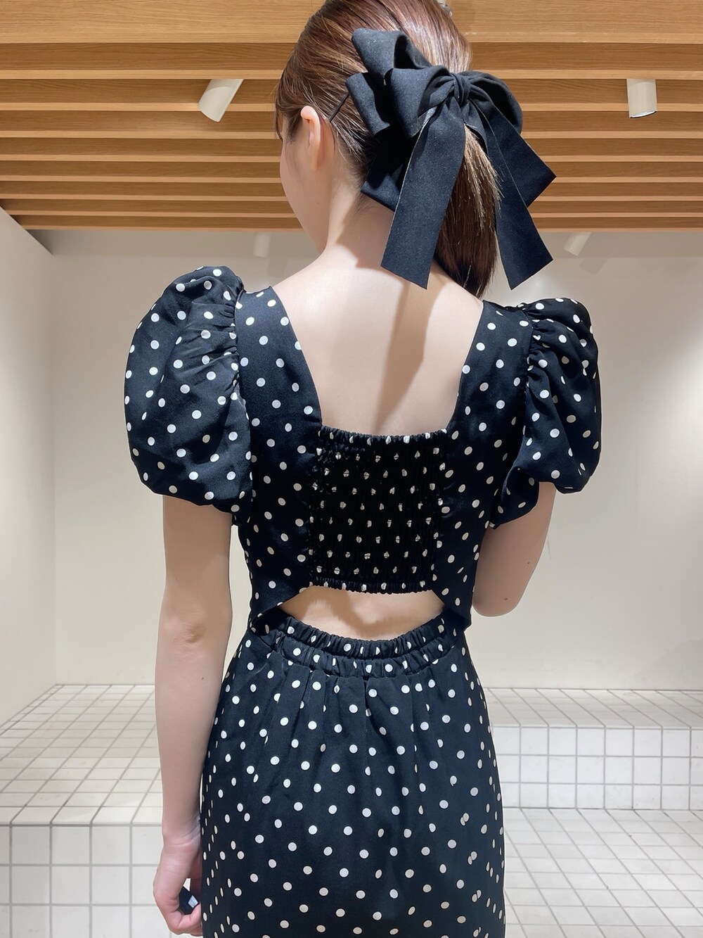 ブラック系のワンピース、ブラック系のサンダル、ブラック系のバレッタ/ヘアクリップを着用したレディースの春コーディネートの6枚目の写真