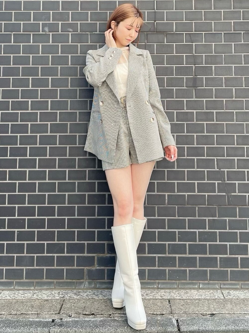 ホワイト系のシャツ/ブラウス、その他のテーラードジャケット、その他のその他パンツを着用したレディースの春コーディネートの4枚目の写真