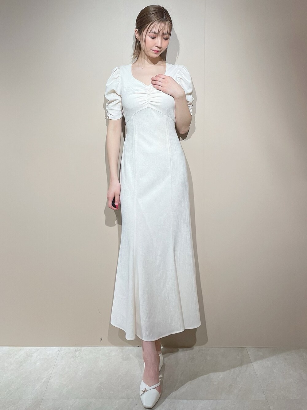 ホワイト系のワンピースを着用したレディースの春コーディネートの3枚目の写真