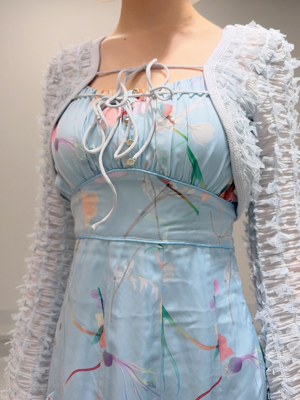 ブルー系のワンピース、ホワイト系のパンプス、ホワイト系のバレッタ/ヘアクリップを着用したレディースの冬コーディネートの6枚目の写真