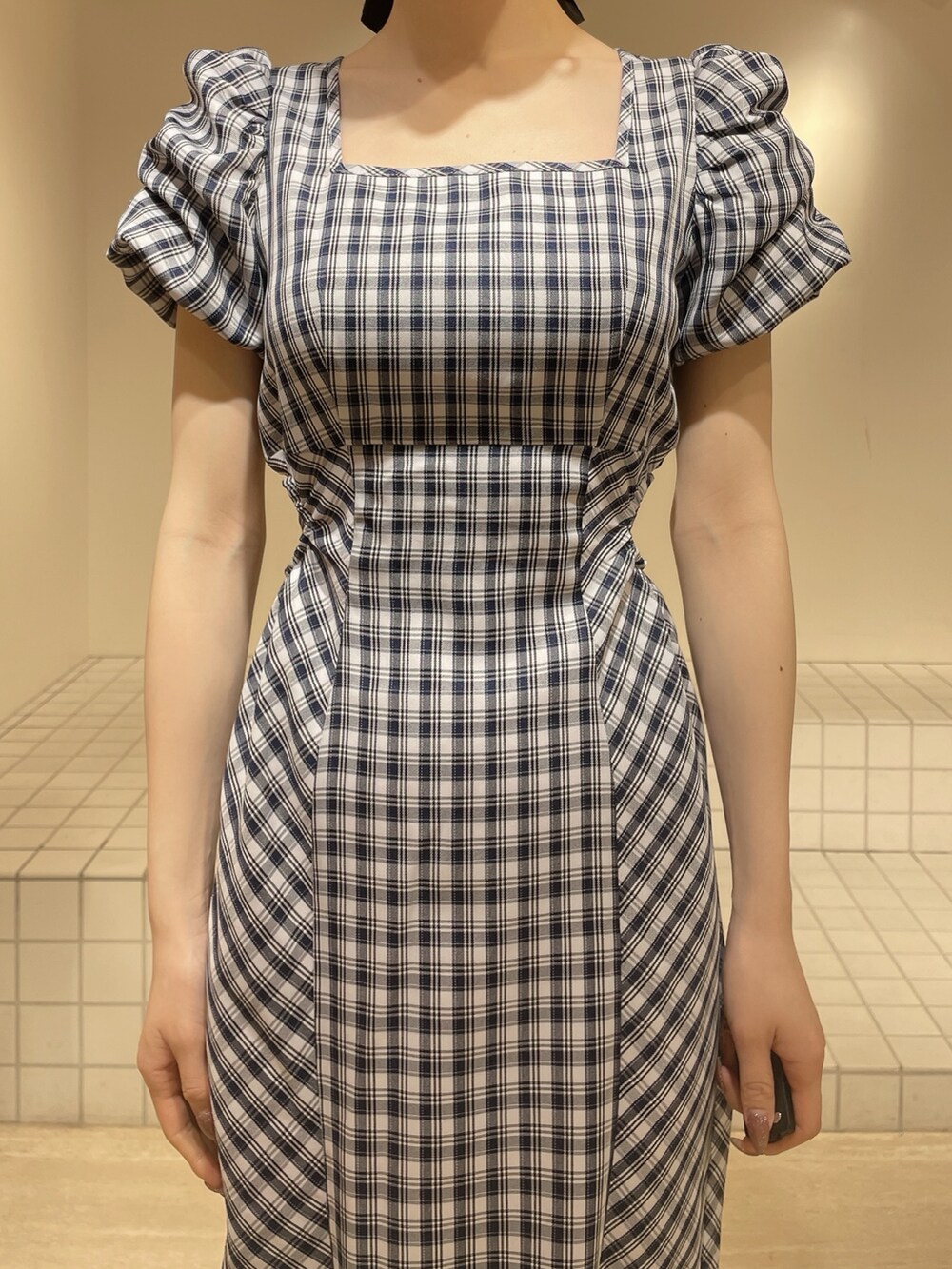 ブルー系のワンピース、ブラック系のサンダル、ブラック系のバレッタ/ヘアクリップを着用したレディースの春コーディネートの4枚目の写真