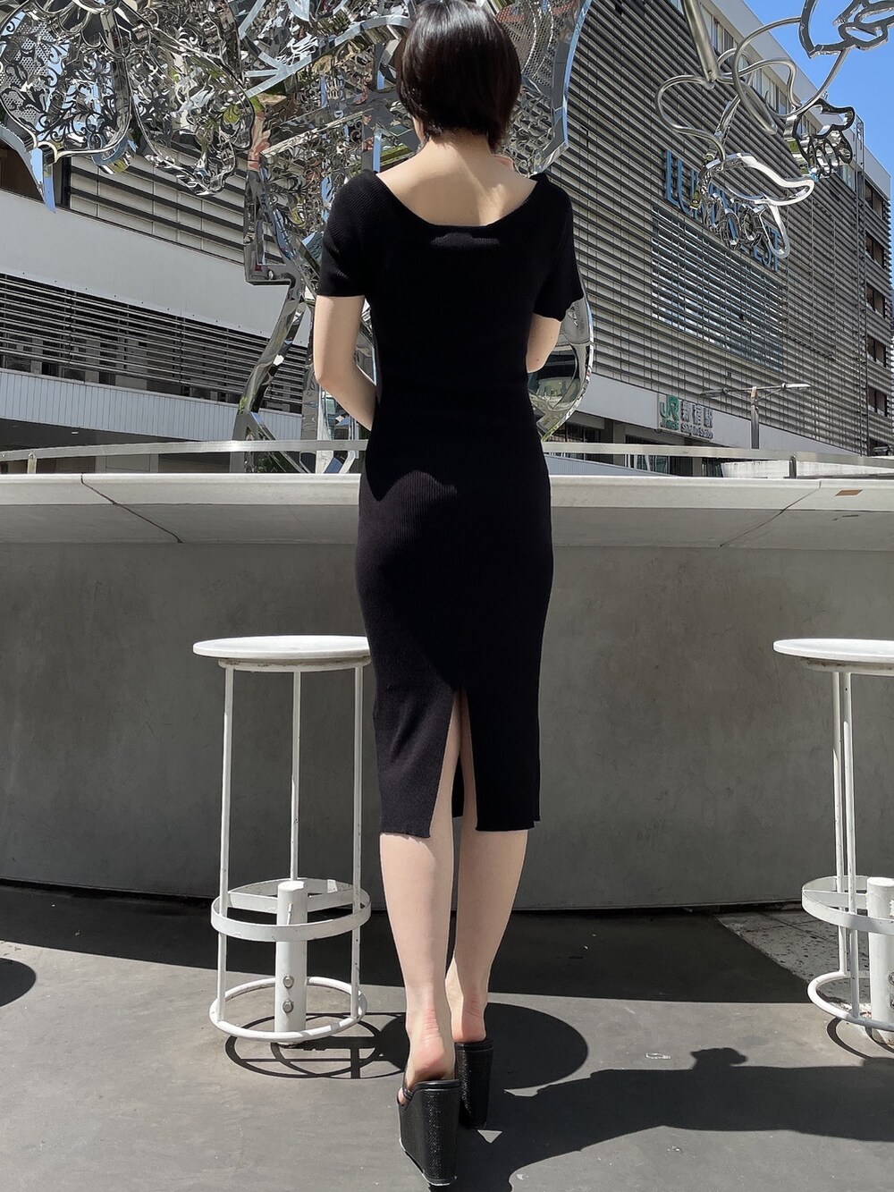 ブラック系のワンピース、ブラック系のサンダルを着用したレディースの春コーディネートの4枚目の写真