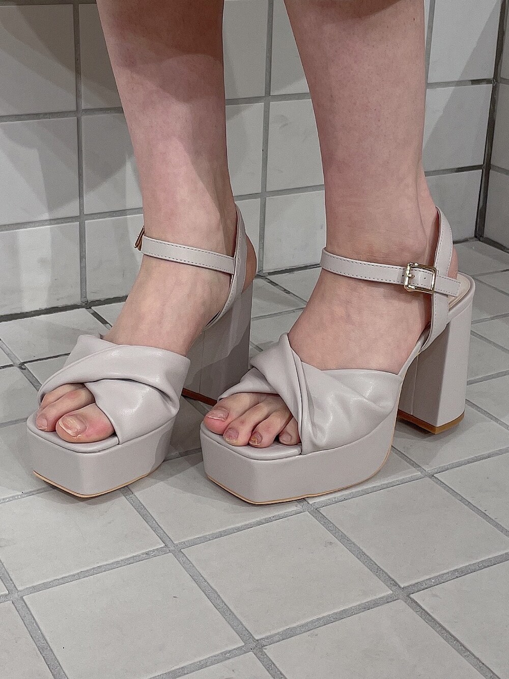 イエロー系のシャツ/ブラウス、ホワイト系のデニムパンツ、ベージュ系のサンダルを着用したレディースの春コーディネートの8枚目の写真
