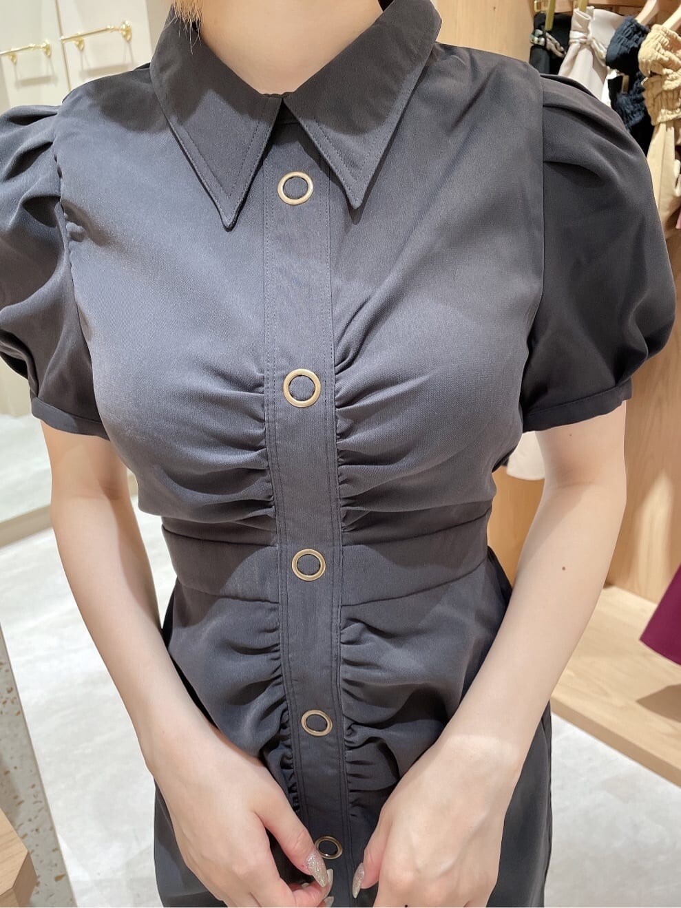 ホワイト系のサンダル、ブルー系のワンピースを着用したレディースの夏コーディネートの4枚目の写真