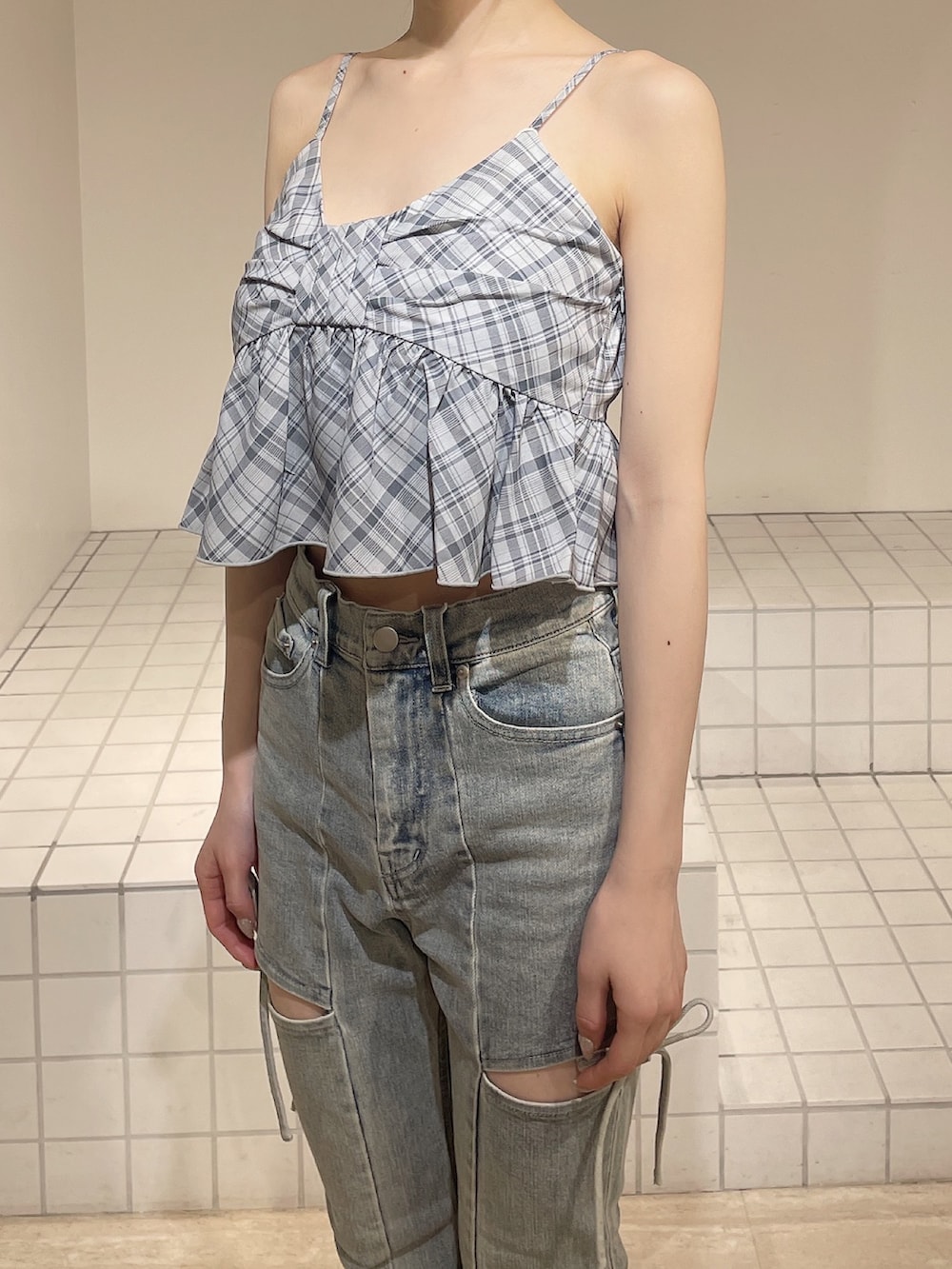 ブルー系のシャツ/ブラウス、ブルー系のシャツ/ブラウス、ホワイト系のパンプスを着用したレディースの春コーディネートの8枚目の写真