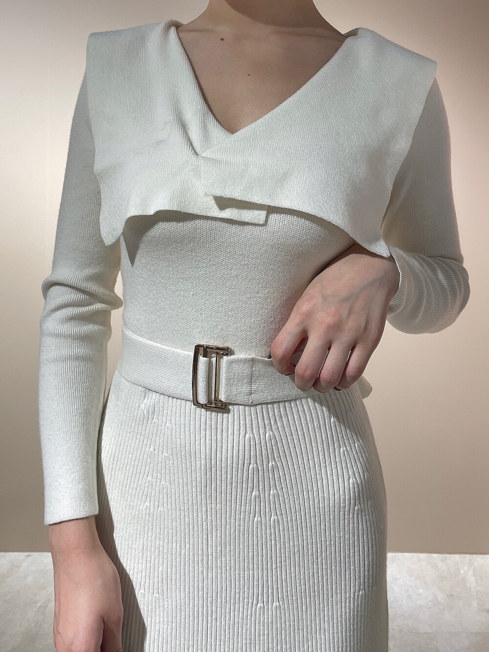 ホワイト系のダウンジャケット/コート、ホワイト系のワンピース、ブラウン系のブーツを着用したレディースの秋コーディネートの9枚目の写真