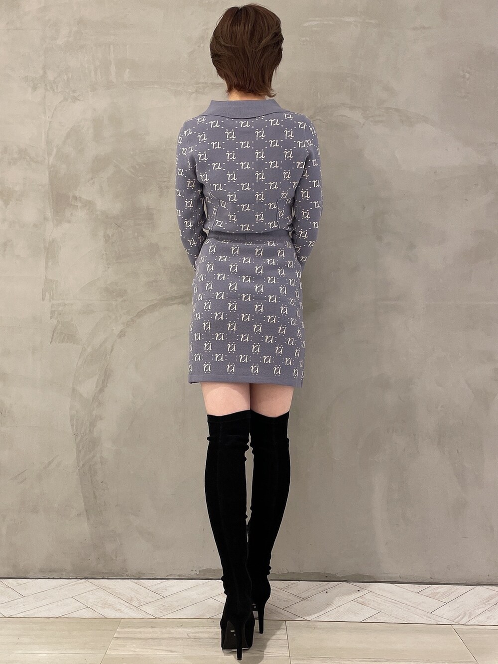 ブラック系のブーツ、ブルー系のニット/セーター、ブルー系のスカートを着用したレディースの冬コーディネートの4枚目の写真