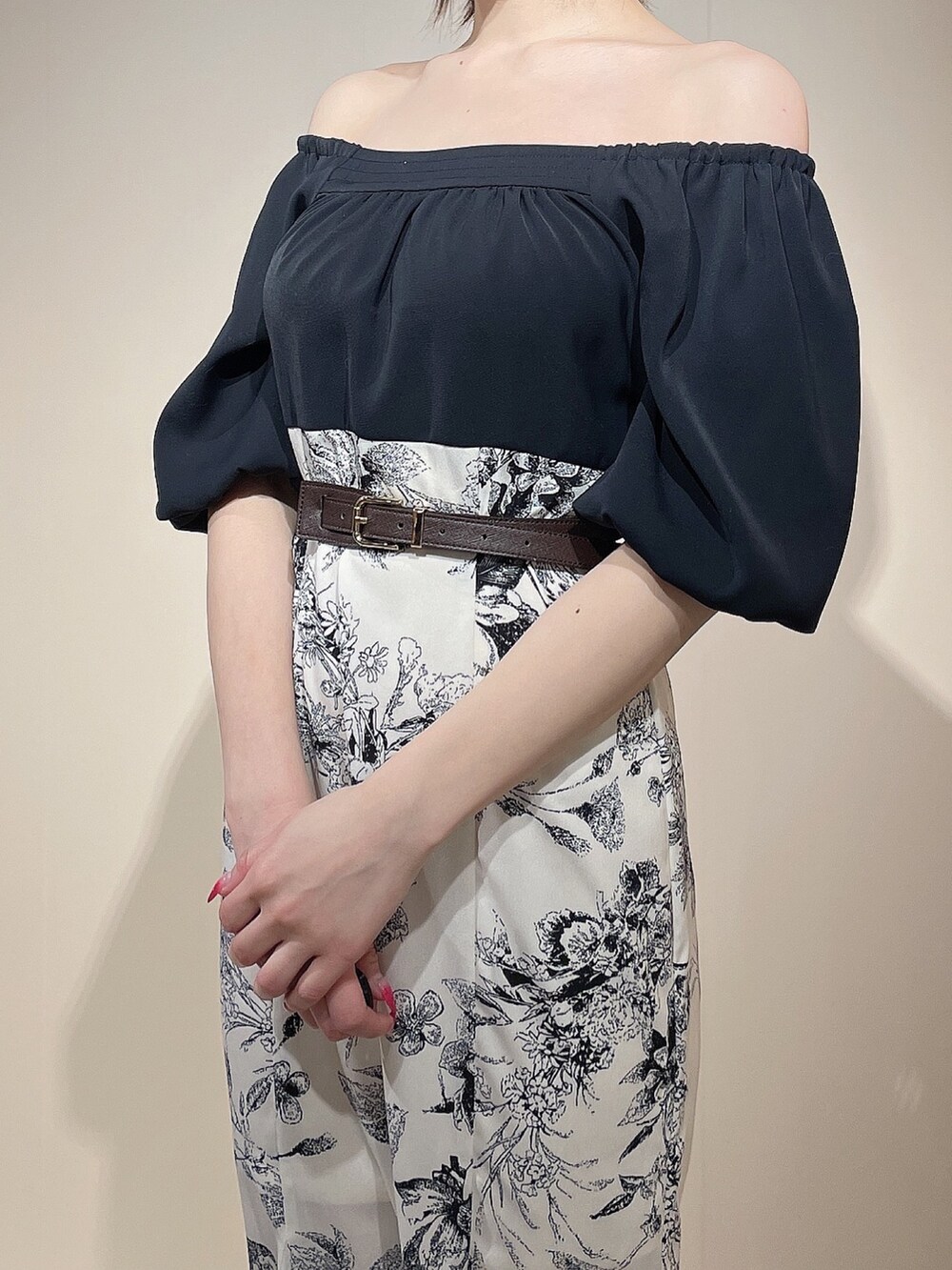 ブラック系のワンピース、ブラック系のパンプス、ブラウン系のベルトを着用したレディースの春コーディネートの8枚目の写真