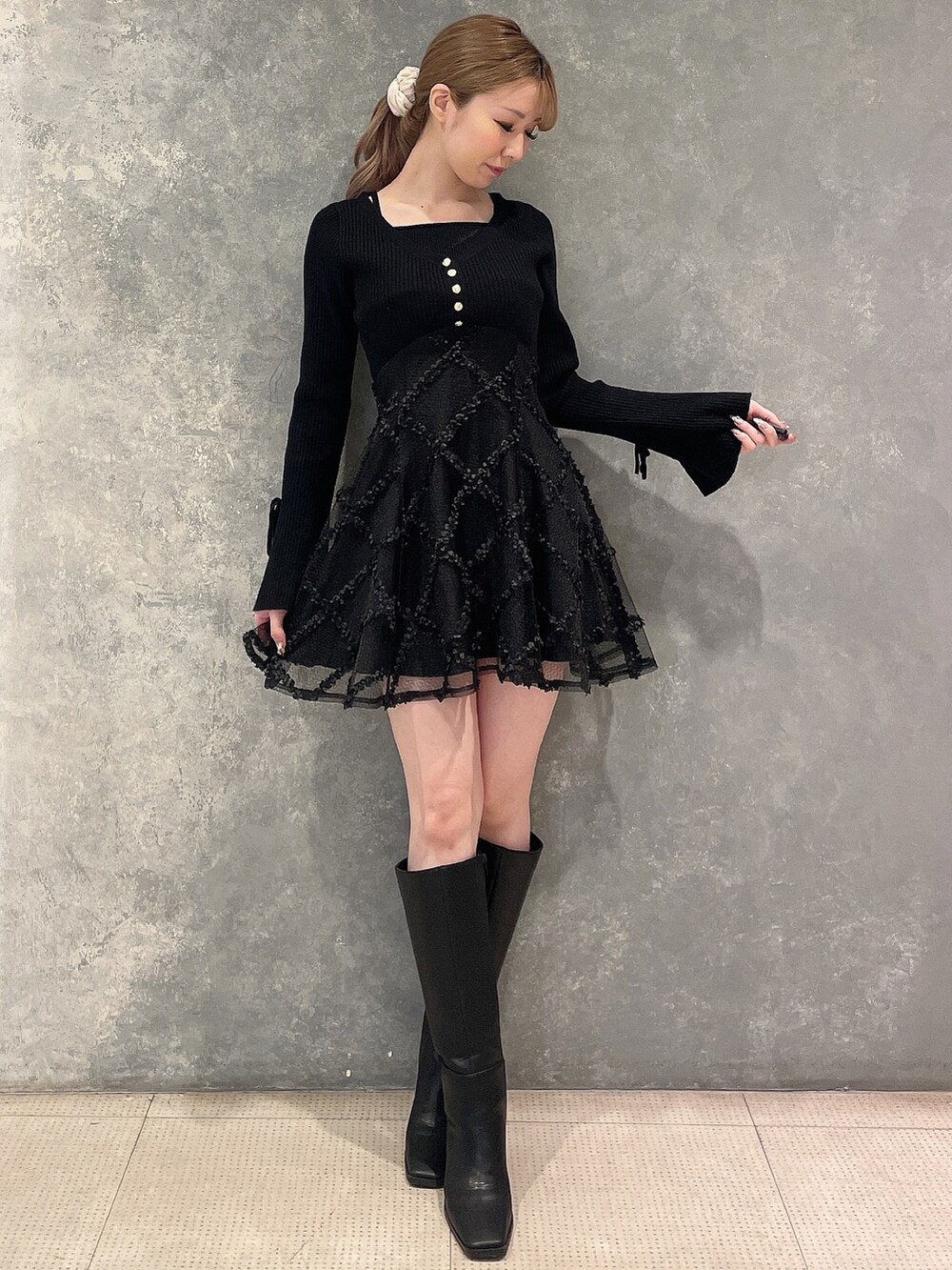 グレー系のその他アウター、ブラック系のワンピース、ブラック系のブーツを着用したレディースの秋コーディネートの3枚目の写真