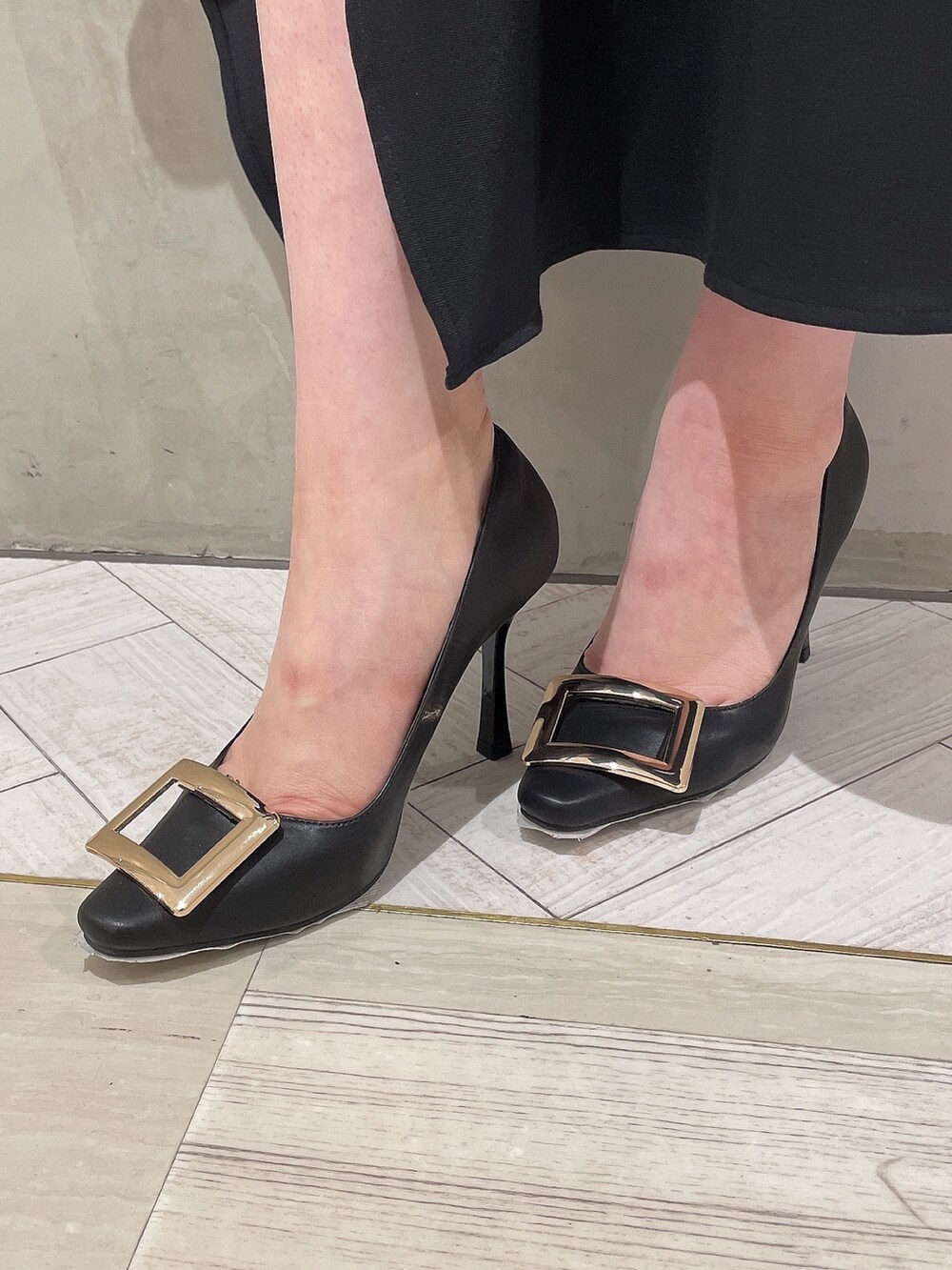 ブラック系のパンプス、ブラック系のニット/セーター、ホワイト系のデニムジャケットを着用したレディースの冬コーディネートの9枚目の写真