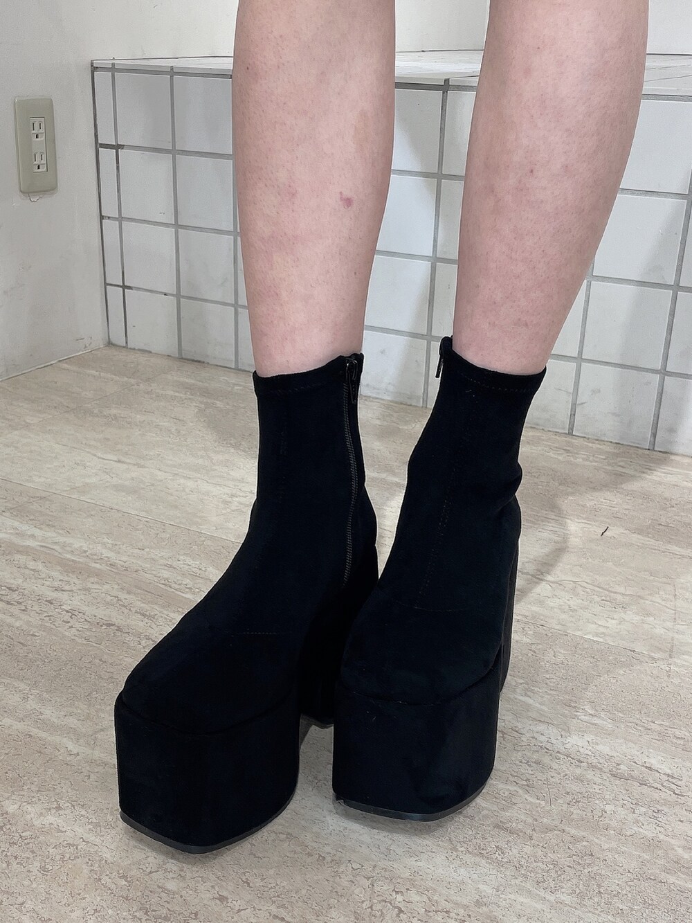 その他のテーラードジャケット、その他のスカート、ブラック系のTシャツ/カットソーを着用したレディースの秋コーディネートの9枚目の写真