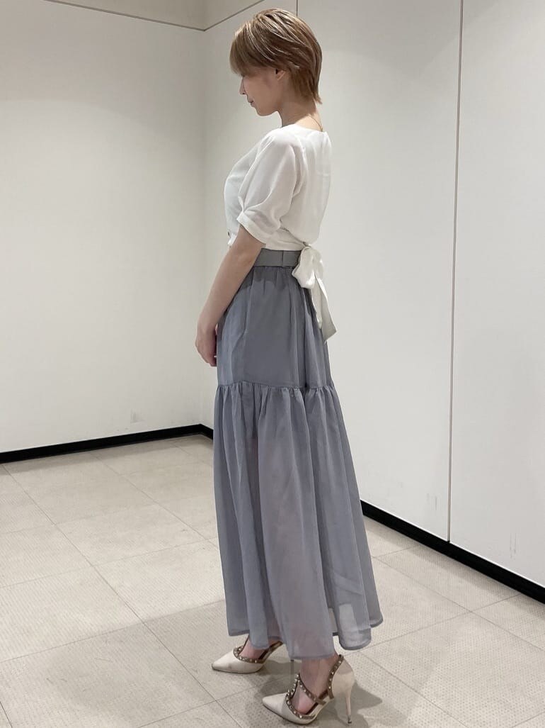 ホワイト系のパンプス、ホワイト系のシャツ/ブラウス、ブルー系のスカートを着用したレディースの夏コーディネートの2枚目の写真