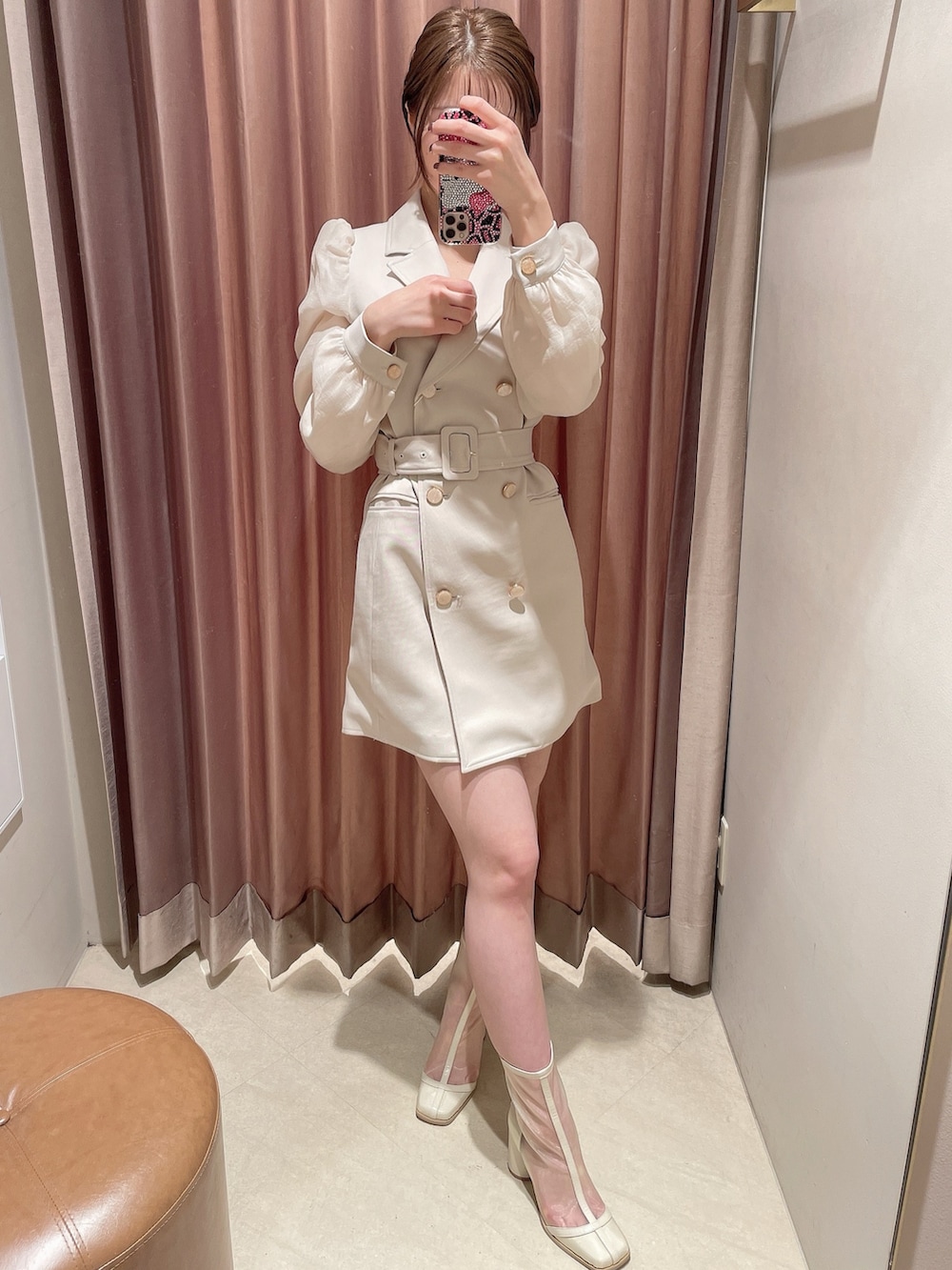 ホワイト系のワンピース、ホワイト系のブーツを着用したレディースの冬コーディネートの4枚目の写真