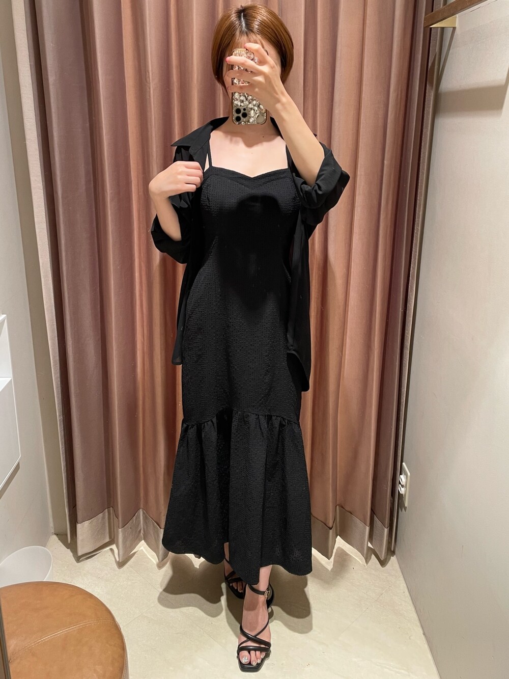 ホワイト系のシャツ/ブラウス、ブラック系のワンピース、ブラック系のサンダルを着用したレディースの夏コーディネートの2枚目の写真