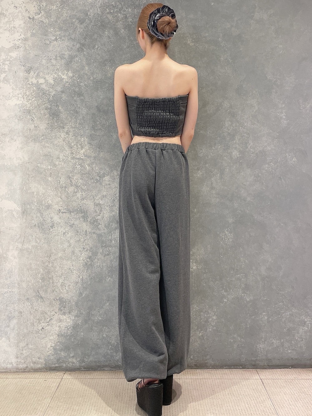 グレー系のキャミソール、グレー系のスウェットパンツ、ブラック系のサンダルを着用したレディースの夏コーディネートの4枚目の写真