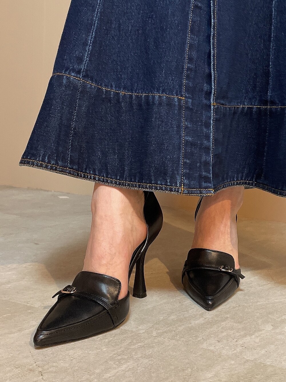 その他のワンピース、ブラック系のハンドバッグ、ブラック系のパンプスを着用したレディースの冬コーディネートの7枚目の写真