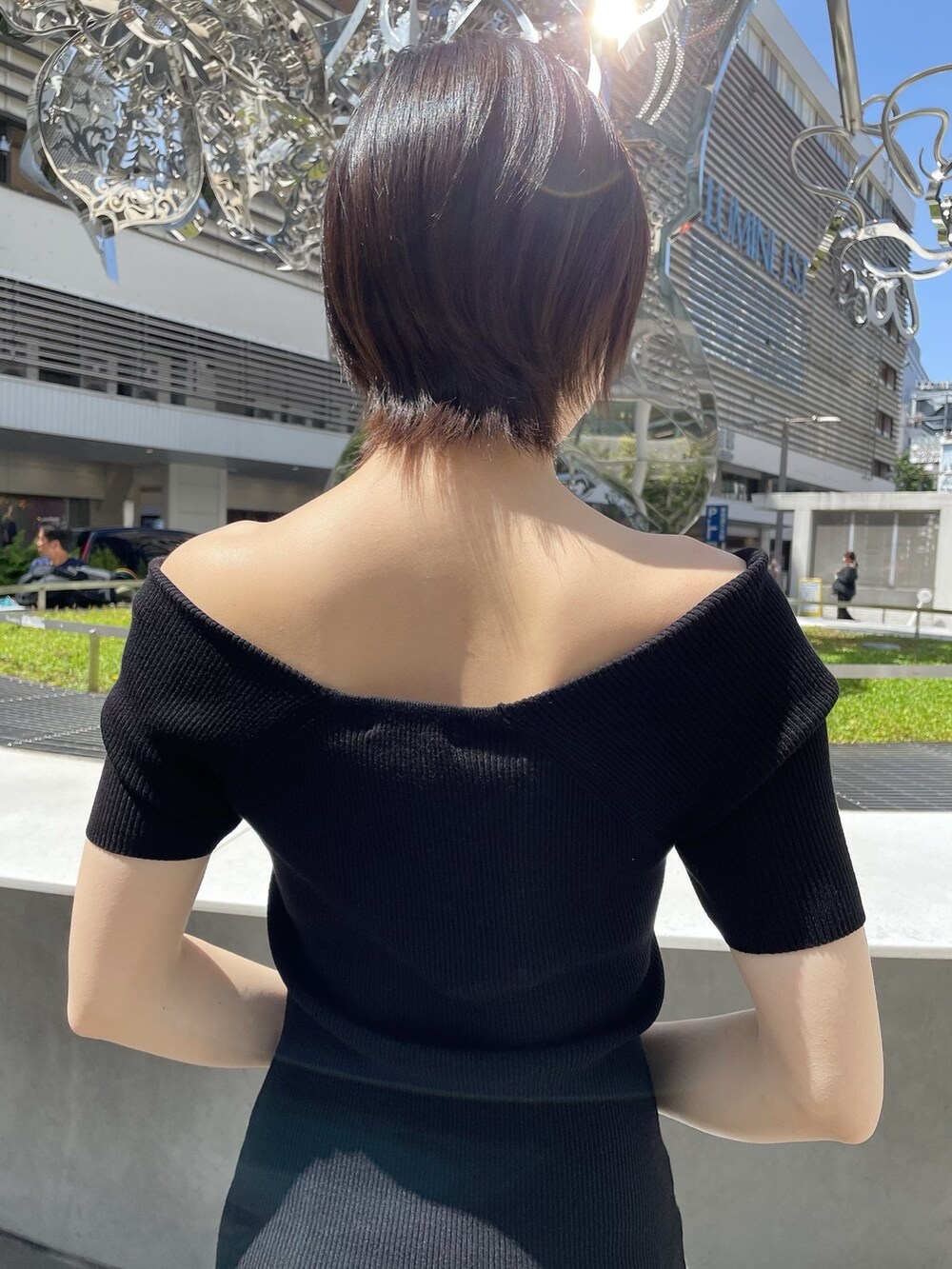 ブラック系のワンピース、ブラック系のサンダルを着用したレディースの春コーディネートの7枚目の写真