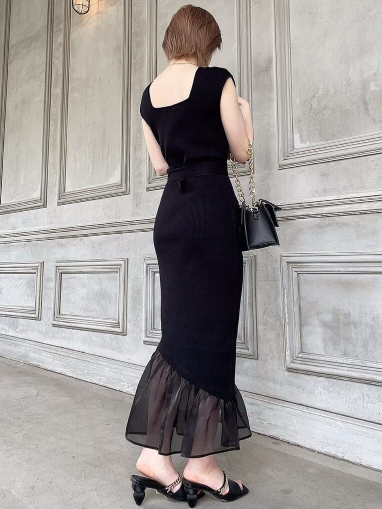 ブラック系のワンピース、ブラック系のサンダル、ブラック系のショルダーバッグを着用したレディースの春コーディネートの2枚目の写真