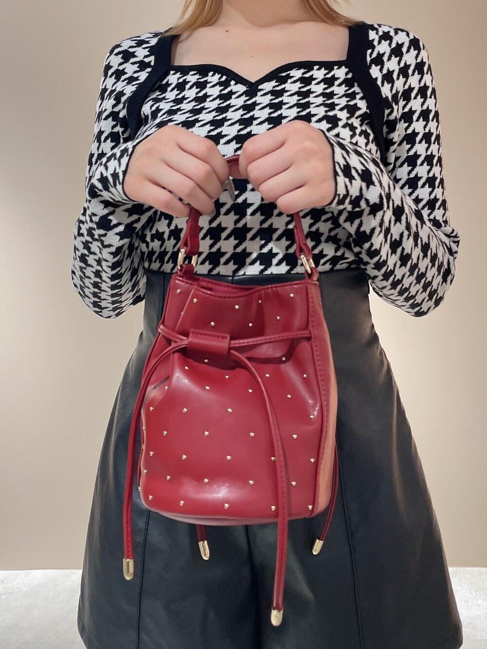 その他のニット/セーター、その他のその他パンツ、レッド系のハンドバッグを着用したレディースの秋コーディネートの9枚目の写真