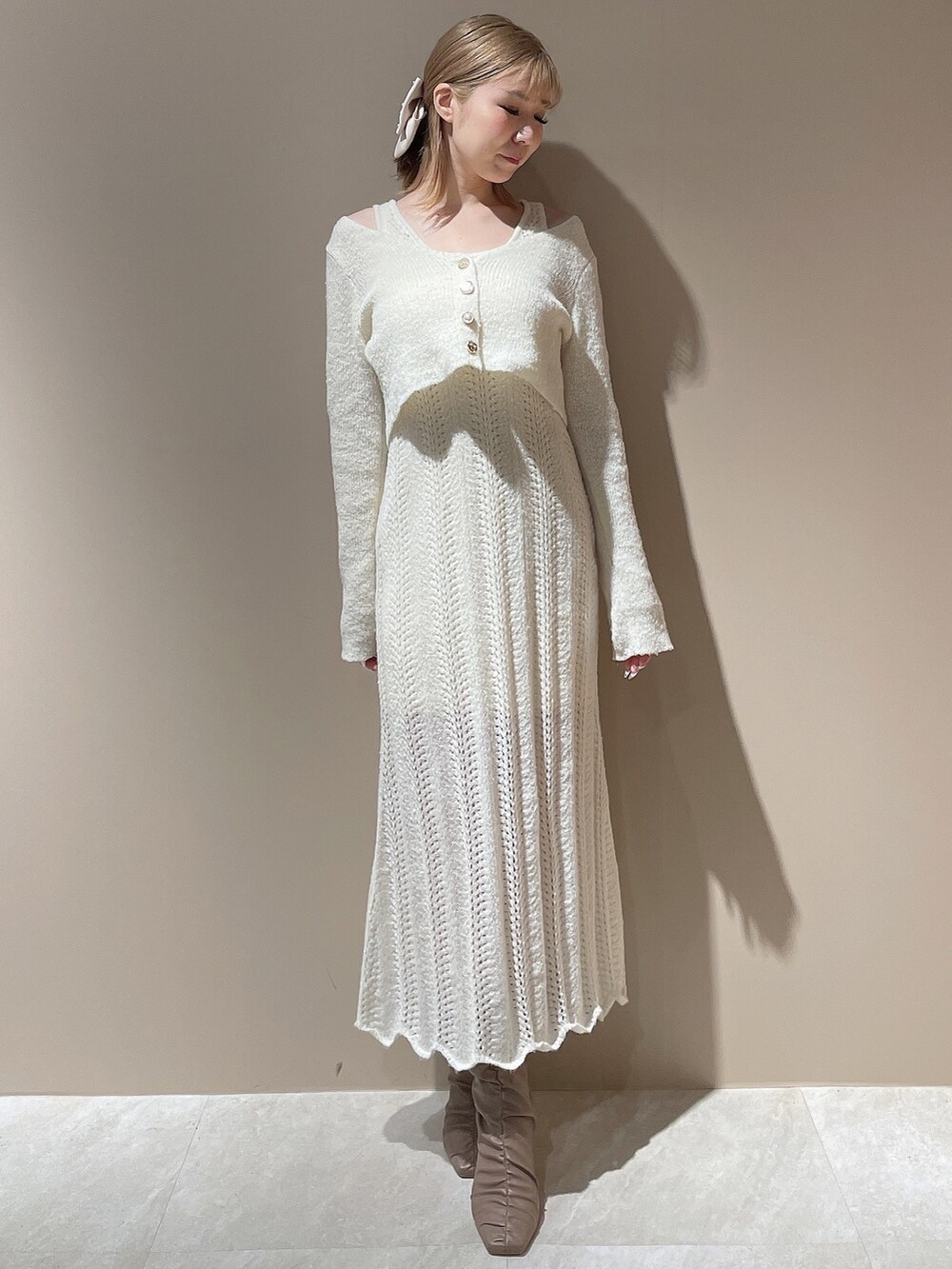 ホワイト系のその他アウター、ホワイト系のワンピース、ベージュ系のブーツを着用したレディースの秋コーディネートの6枚目の写真