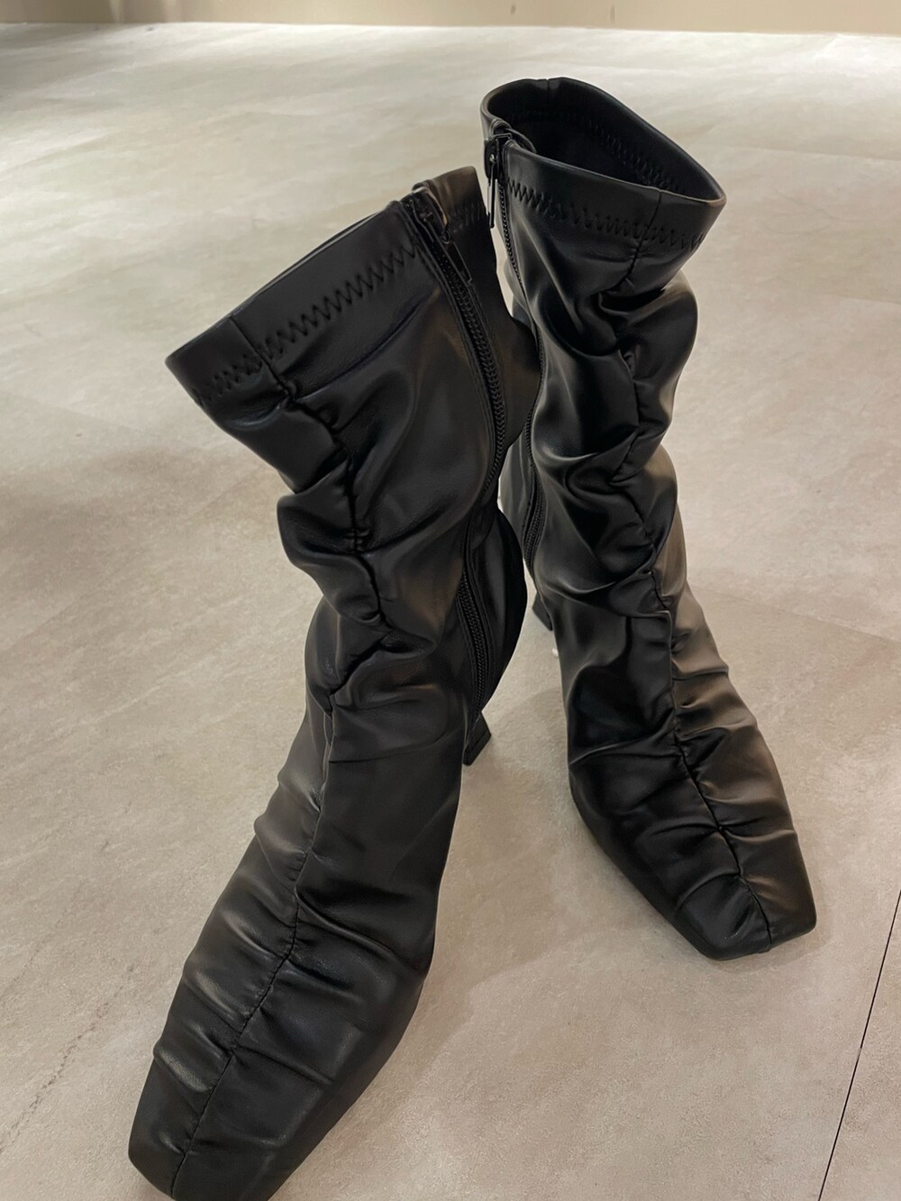 ブラック系のブーツ、レッド系のカーディガン/ボレロ、ブラック系のハンドバッグを着用したレディースの秋コーディネートの8枚目の写真