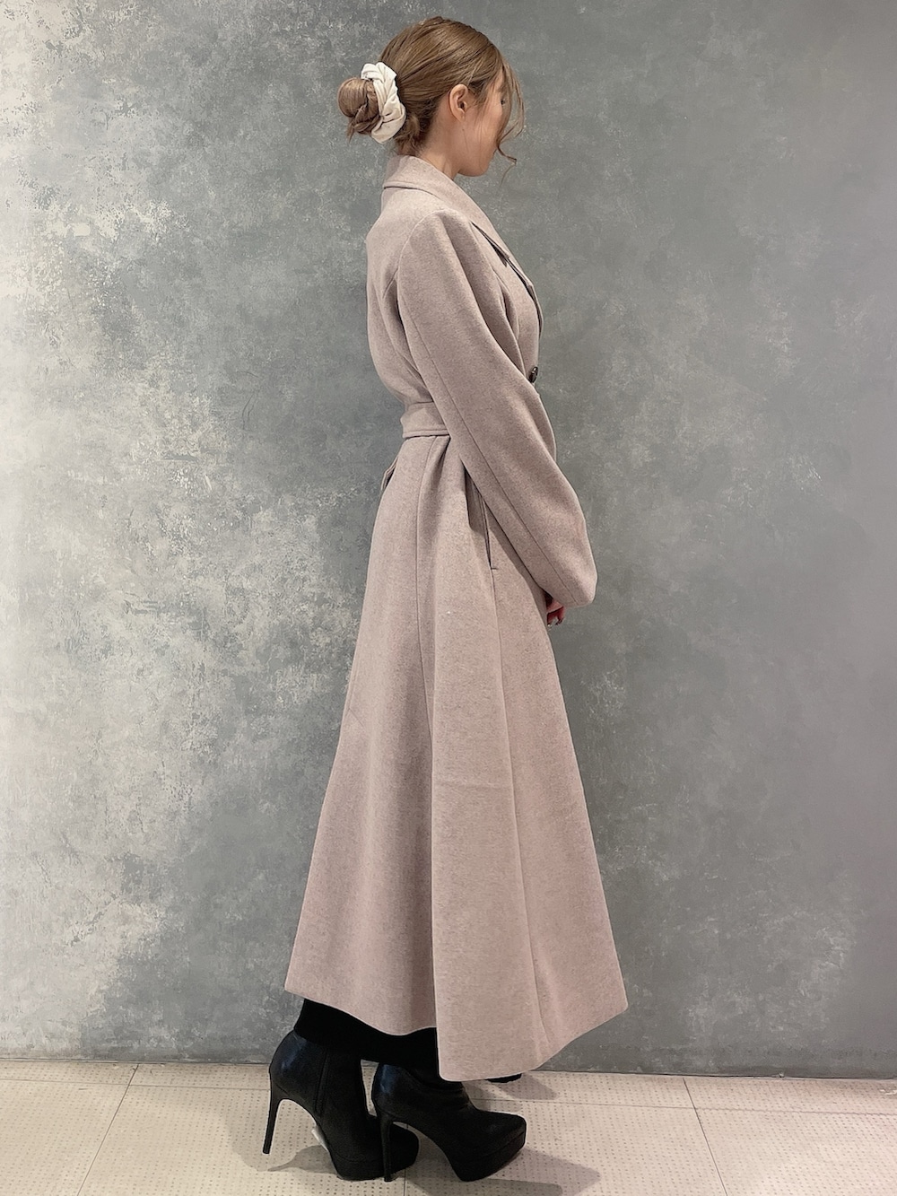 ブラウン系のその他アウター、ブラック系のブーツ、ブラック系のワンピースを着用したレディースの秋コーディネートの2枚目の写真