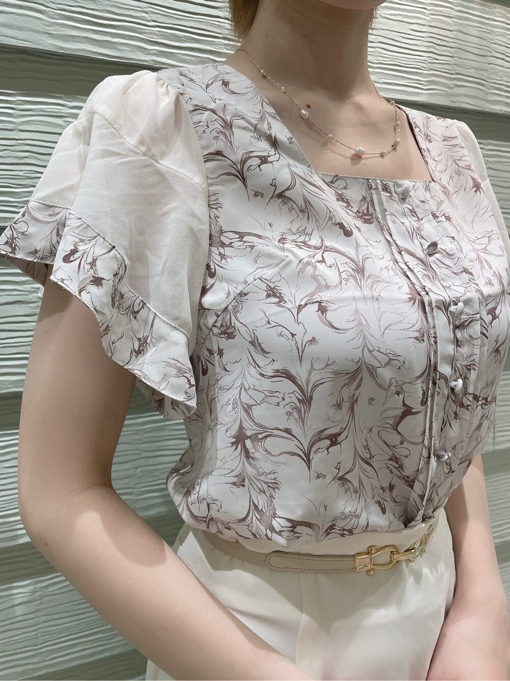 その他のシャツ/ブラウス、ホワイト系のスカート、ホワイト系のパンプスを着用したレディースの夏コーディネートの4枚目の写真