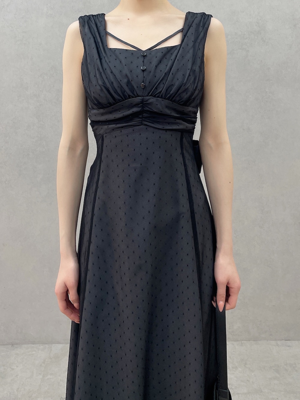 ブラック系のサンダル、ブラック系のワンピース、ブラック系のハンドバッグを着用したレディースの春コーディネートの5枚目の写真