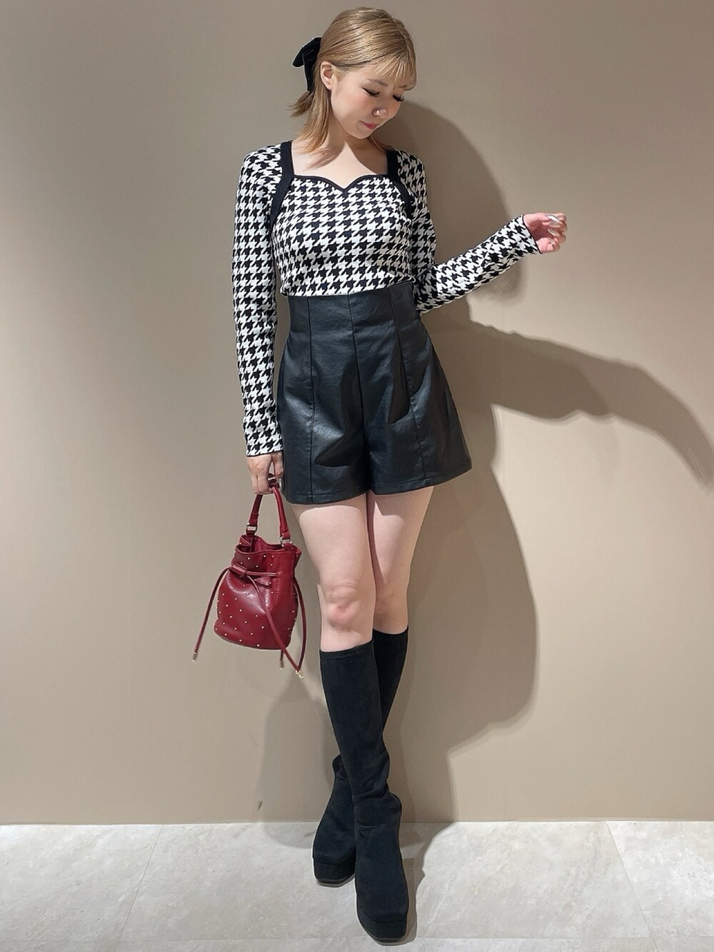 その他のニット/セーター、その他のその他パンツ、レッド系のハンドバッグを着用したレディースの秋コーディネートの4枚目の写真