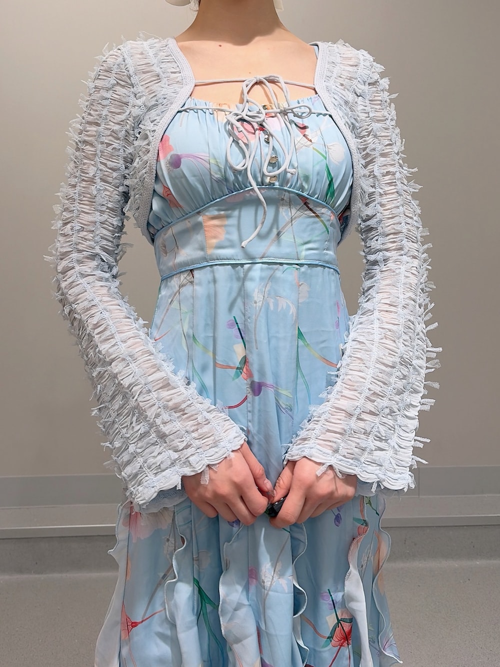 ブルー系のワンピース、ホワイト系のパンプス、ホワイト系のバレッタ/ヘアクリップを着用したレディースの冬コーディネートの5枚目の写真