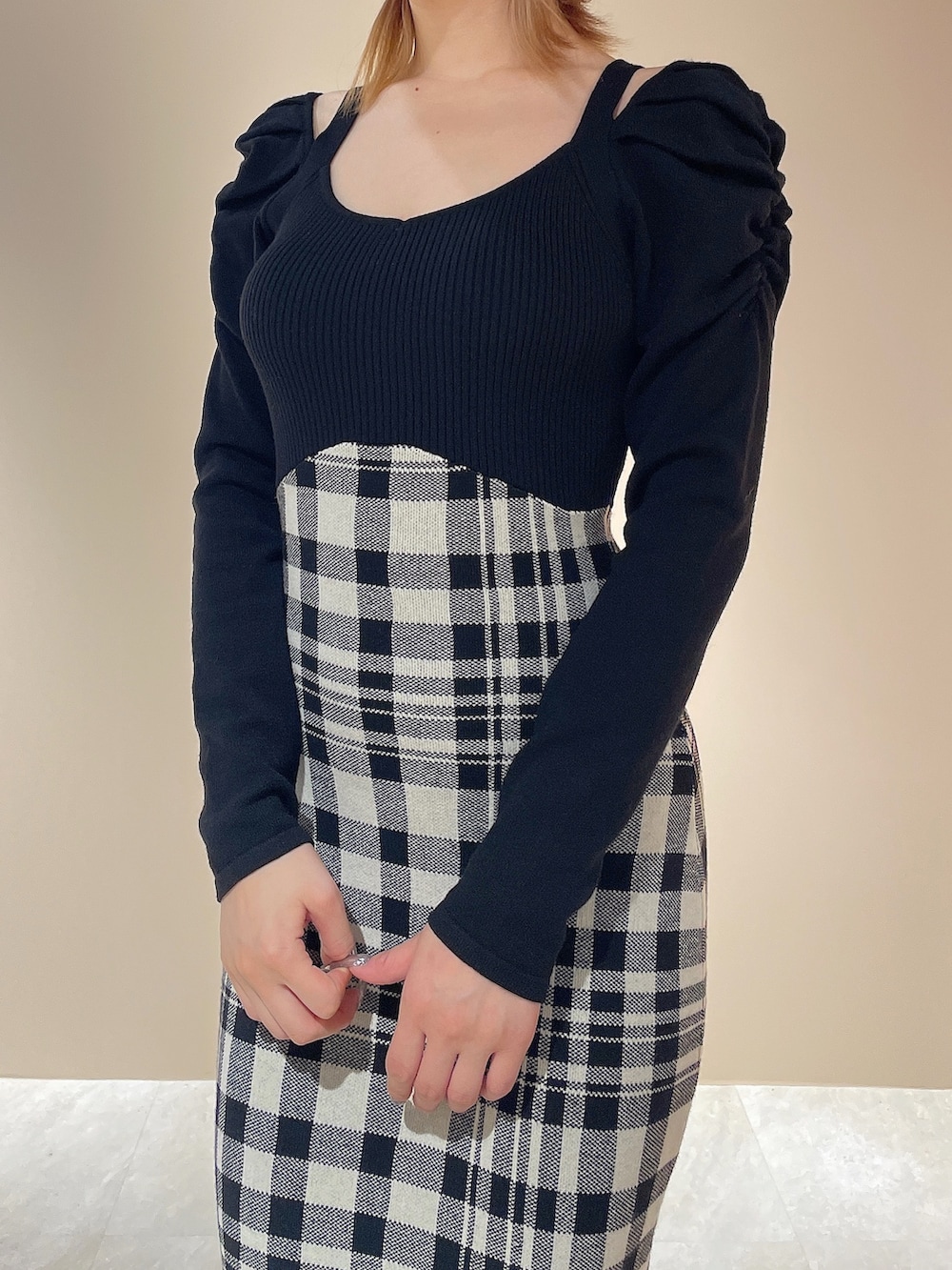 ブラック系のワンピース、ブラック系のブーツ、ブラック系のハットを着用したレディースの秋コーディネートの6枚目の写真