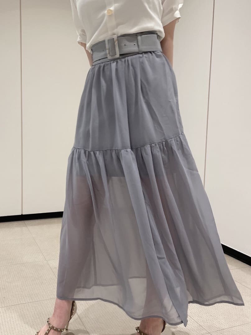 ホワイト系のパンプス、ホワイト系のシャツ/ブラウス、ブルー系のスカートを着用したレディースの夏コーディネートの5枚目の写真