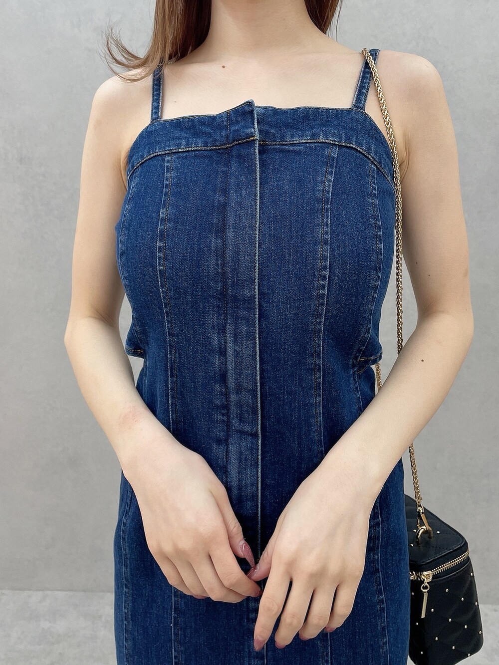 ブルー系のワンピース、ブラック系のショルダーバッグ、その他のパンプスを着用したレディースの冬コーディネートの6枚目の写真