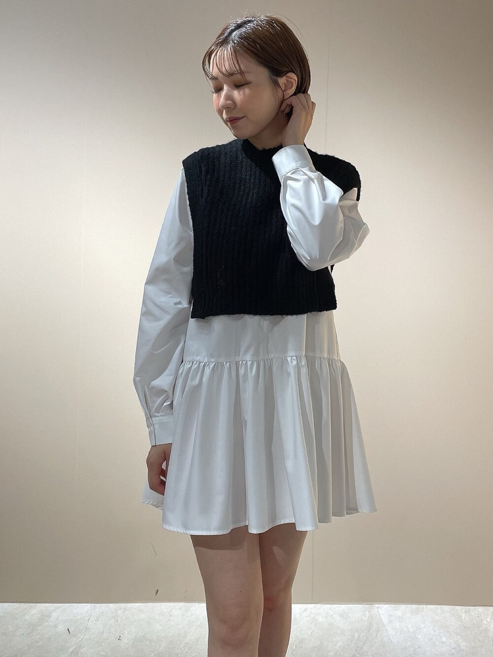 ブラック系のブーツ、ブラック系のニット/セーターを着用したレディースの秋コーディネートの5枚目の写真