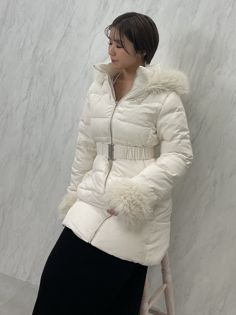 ブラック系のブーツ、ブラック系のワンピース、ホワイト系のダウンジャケット/コートを着用したレディースの夏コーディネートの7枚目の写真